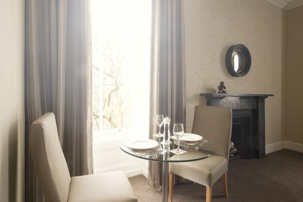 Fountain Court Apartments - Royal Garden 에든버러 객실 사진